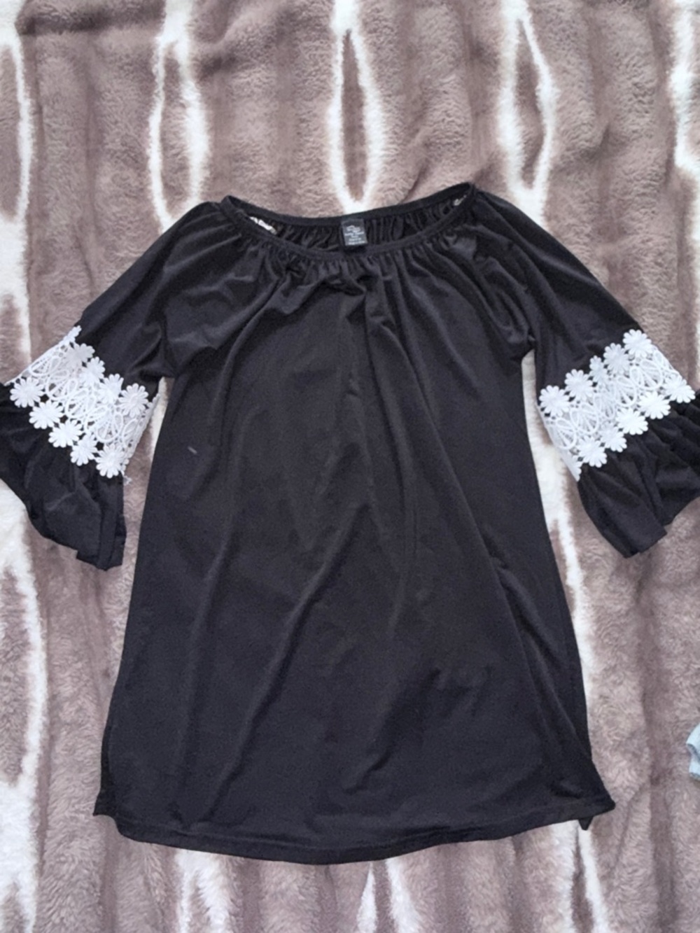 WinWin Black Off-Shoulder Tunic with White Lace Sleeves